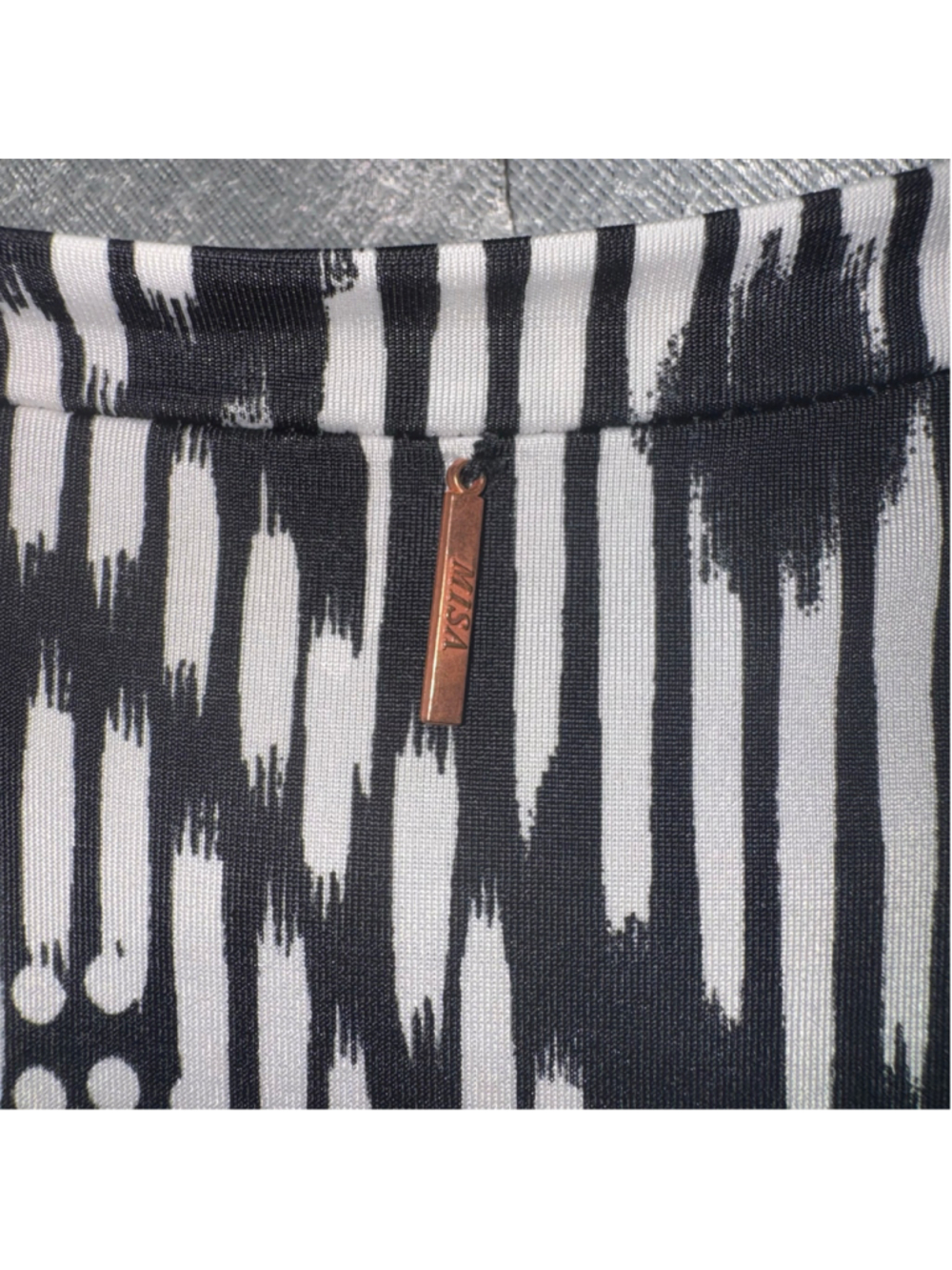 MISA Los Angeles Women's Midi Sheath Dress Size L Black White Chevron Print - Picture 7 of 11